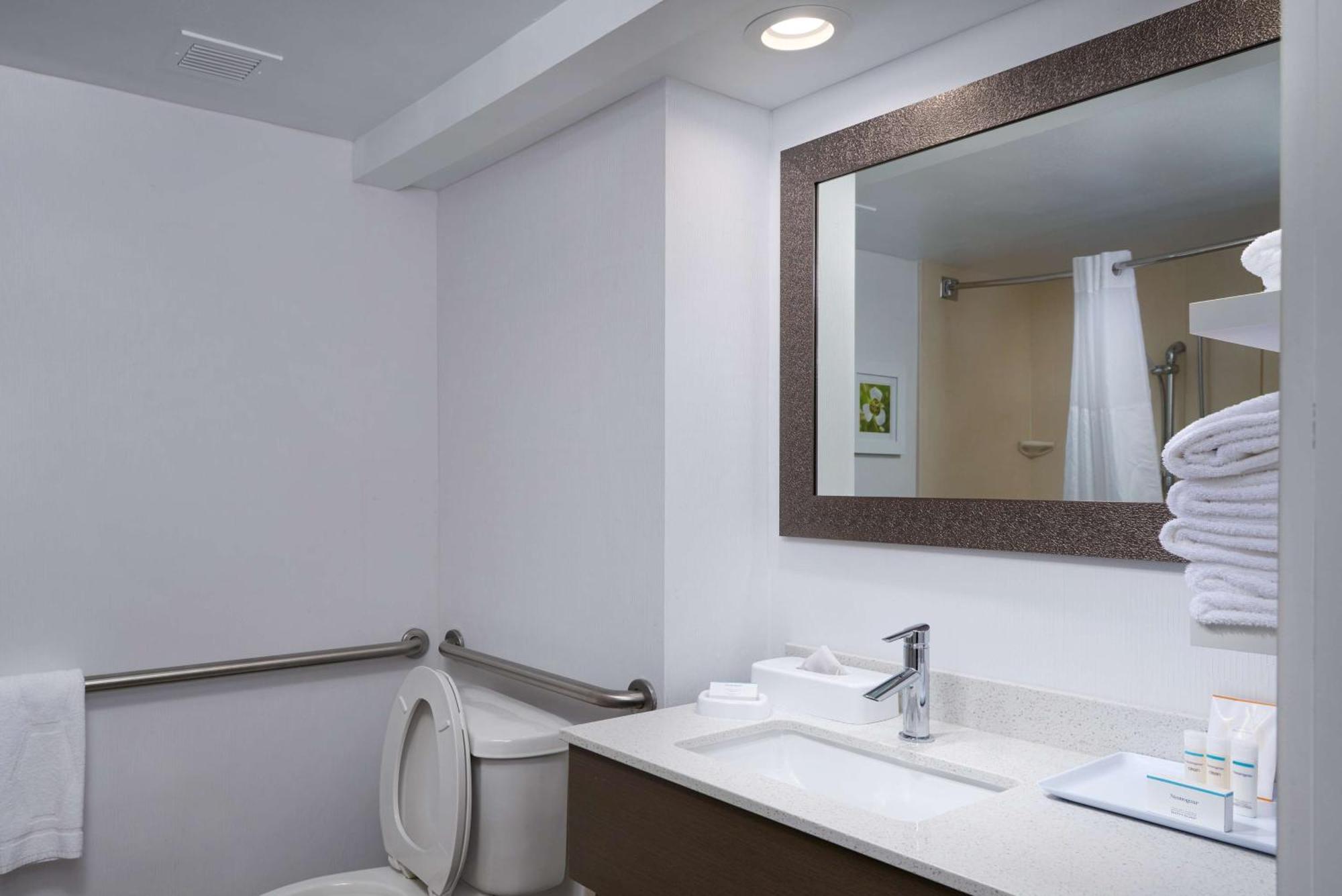 King Room with Accessible Tub - Mobility and Hearing Access/Non-Smoking